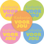 Sticker rond 35mm ` Kadootje voor jou` roze geel oranje blauw  ( mix van 10 stuks )