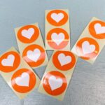 Sticker, rond 30mm `Oranje met wit hartje` fel oranje  ( set van 10 stuks )