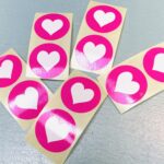 Sticker, rond 30mm `Roze met wit hartje` fuchsia roze  ( set van 10 stuks )