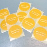 Sticker rond 50mm `You`re like sunshine` geel met kartelrandje  ( set van 10 stuks )