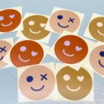 Sticker rond 50mm `Smiley warm` herfst tinten  ( mix van 10 stuks )
