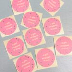 Sticker rond 45mm `Dottie - a gift wrapped in love` roze ( set van 10 stuks )