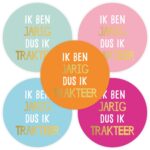 KP Sticker 40mm `Ik ben jarig dus ik trakteer` roze oranje blauw mint met witte en gouden letters  ( mix van 10 stuks )