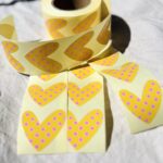 Sticker hart 35mm , `Hart geel met roze stipjes` ( set van 10 stuks )