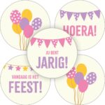 Sticker rond 35mm , `Hoera  ballonnen slingers` lila roze geel ( mix van 10 stuks )