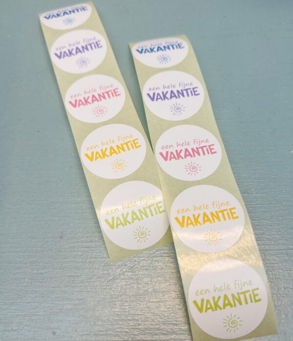 Sticker rond 35mm `Een hele fijne vakantie met zonnetje` op witte basis met gekleurde letters ( mix van 10 stuks ) - Afbeelding 1