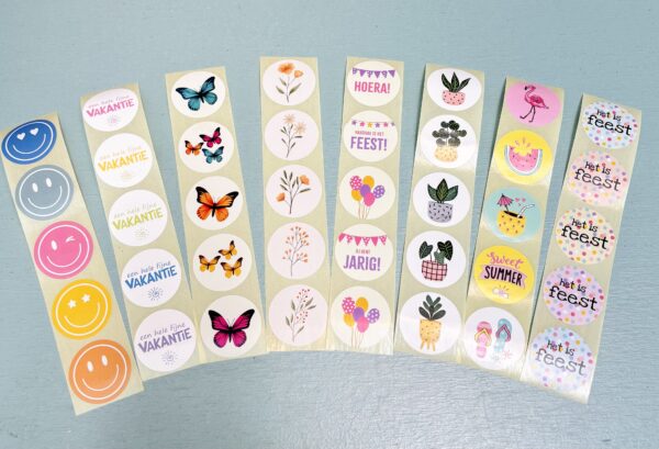 Stickermix 40 stuks, rond 35mm `Vlinders/ feest / bloemen` ( mix van 40 stuks ) - Afbeelding 1