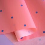 Vloeipapier zijdepapier `Dotties stippen blauw op roze `  ( per 2 vellen )