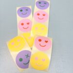 Sticker rond 50mm `Smiley lila roze geel`  ( mix van 10 stuks )