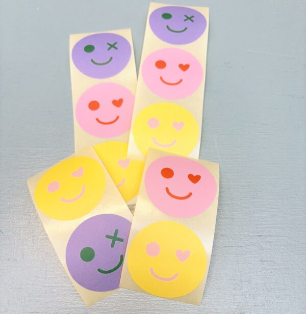 Sticker rond 50mm `Smiley lila roze geel`  ( mix van 10 stuks ) - Afbeelding 1