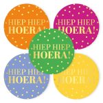 Sticker rond 50mm , `Hiep hiep hoera` roze groen geel oranje blauw  ( mix van 10 stuks )