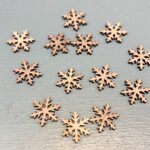 Decoratie houten sneeuwvlokjes mix naturel  ( mix van 12 stuks )
