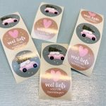 Sticker kerst rond 35mm , `Auto met kerstboom op het dak / roze hartje`  ( mix van 10 stuks )