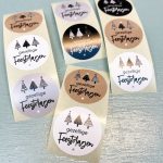 Sticker kerst rond 35mm , `Gezellige feestdagen 3 boompjes` kraft wit zwart grijs`  ( mix van 10 stuks )