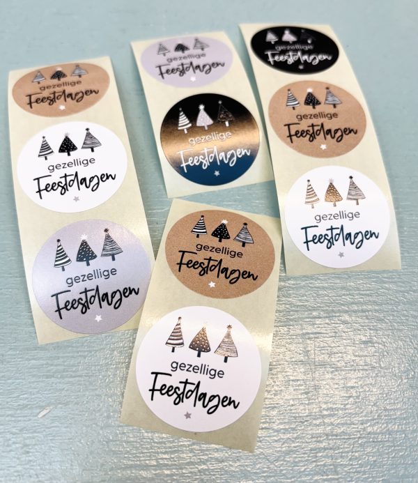 Sticker kerst rond 35mm , `Gezellige feestdagen 3 boompjes` kraft wit zwart grijs`  ( mix van 10 stuks ) - Afbeelding 1