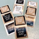 Sticker sint vierkant 35mm , `Groetjes van sint en piet` kraft wit zwart ( mix van 10 stuks )