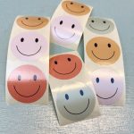 Sticker rond 35mm , `Lieve smiley herfst` groen oker roest nude  ( mix van 10 stuks )