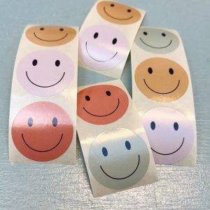 Sticker rond 35mm , `Lieve smiley herfst` groen oker roest nude  ( mix van 10 stuks )