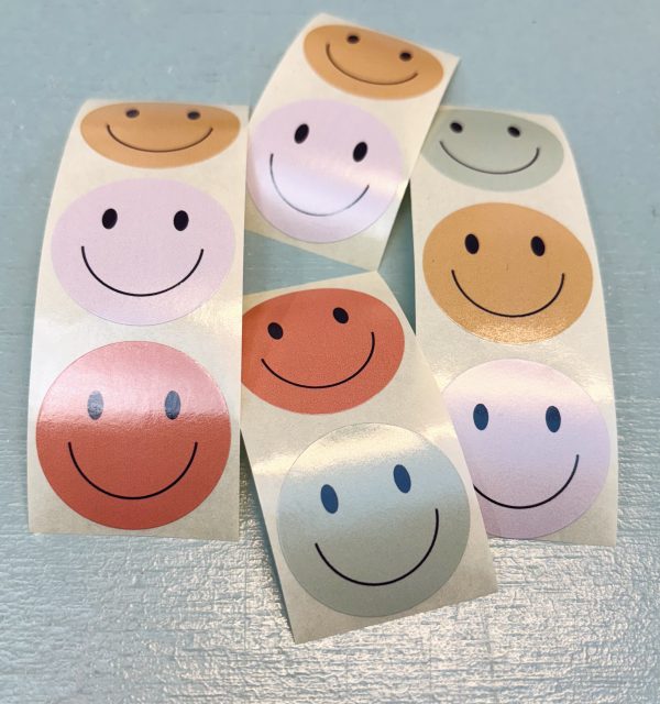 Sticker rond 35mm , `Lieve smiley herfst` groen oker roest nude  ( mix van 10 stuks ) - Afbeelding 1