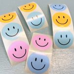 Sticker rond 35mm , `Lieve smiley pastel` roze blauw mint geel  ( mix van 10 stuks )