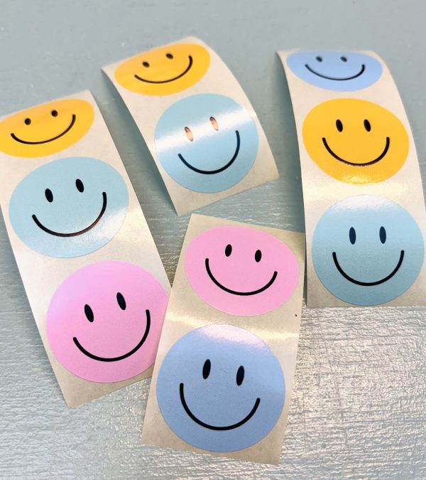 Sticker rond 35mm , `Lieve smiley pastel` roze blauw mint geel  ( mix van 10 stuks ) - Afbeelding 1