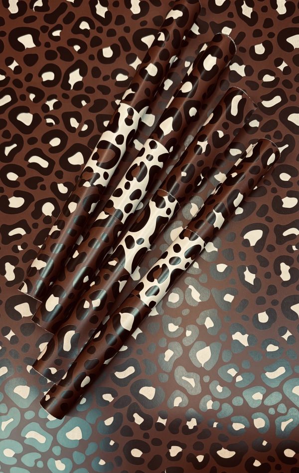 Kadopapier / inpakpapier `Panterprint bruine basis beige opdruk` ( 30cmx1meter ) - Afbeelding 1