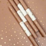 Kadopapier / inpakpapier `Little stars` sterren print goud op mokka ( 30cmx1meter )