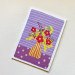 Kaartenpret, A6 kaart van karton `Okergele gestreepte vaas met kleurrijke bloemen`