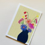 Kaartenpret, A6 kaart van karton `Donkerblauwe vaas met roze en paarse bloemen`