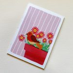 Kaartenpret, A6 kaart van karton ` Bloemen en vogeltje op roze rode pot`