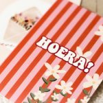 By Streepjes Designs, A6 kaart `Hoera` roze / roest streep met bloemetjes