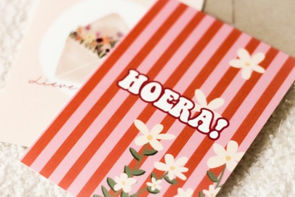 By Streepjes Designs, A6 kaart `Hoera` roze / roest streep met bloemetjes - Afbeelding 1
