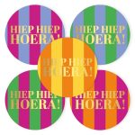 Sticker rond 50mm ` Hiep hiep hoera` streep roze lila groen oranje  ( mix van 10 stuks )