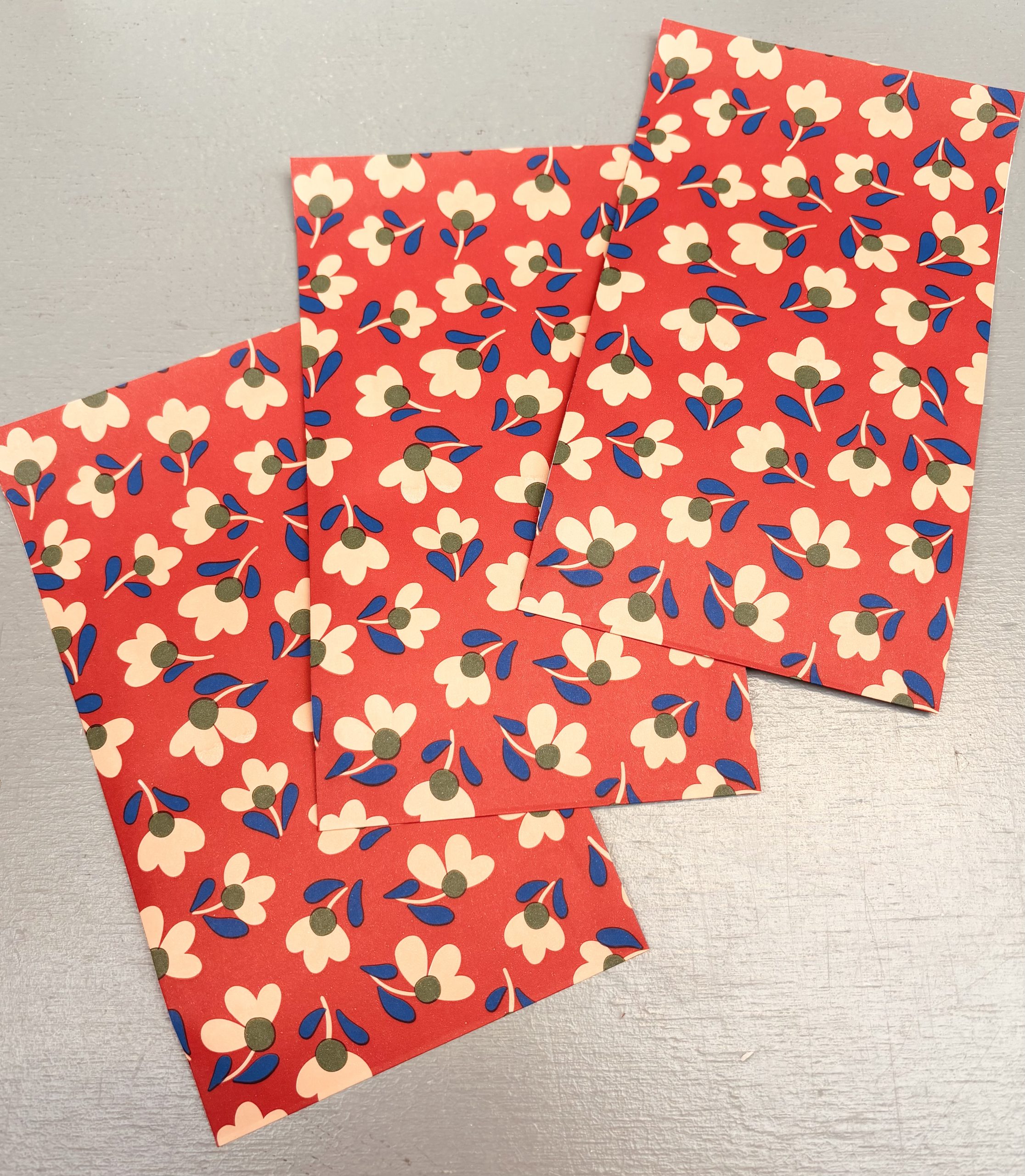 IMG_8952 Kadozakje, Medium 12cmx19cm `Flower barn red` rood` ( per stuk ) - Afbeelding 1