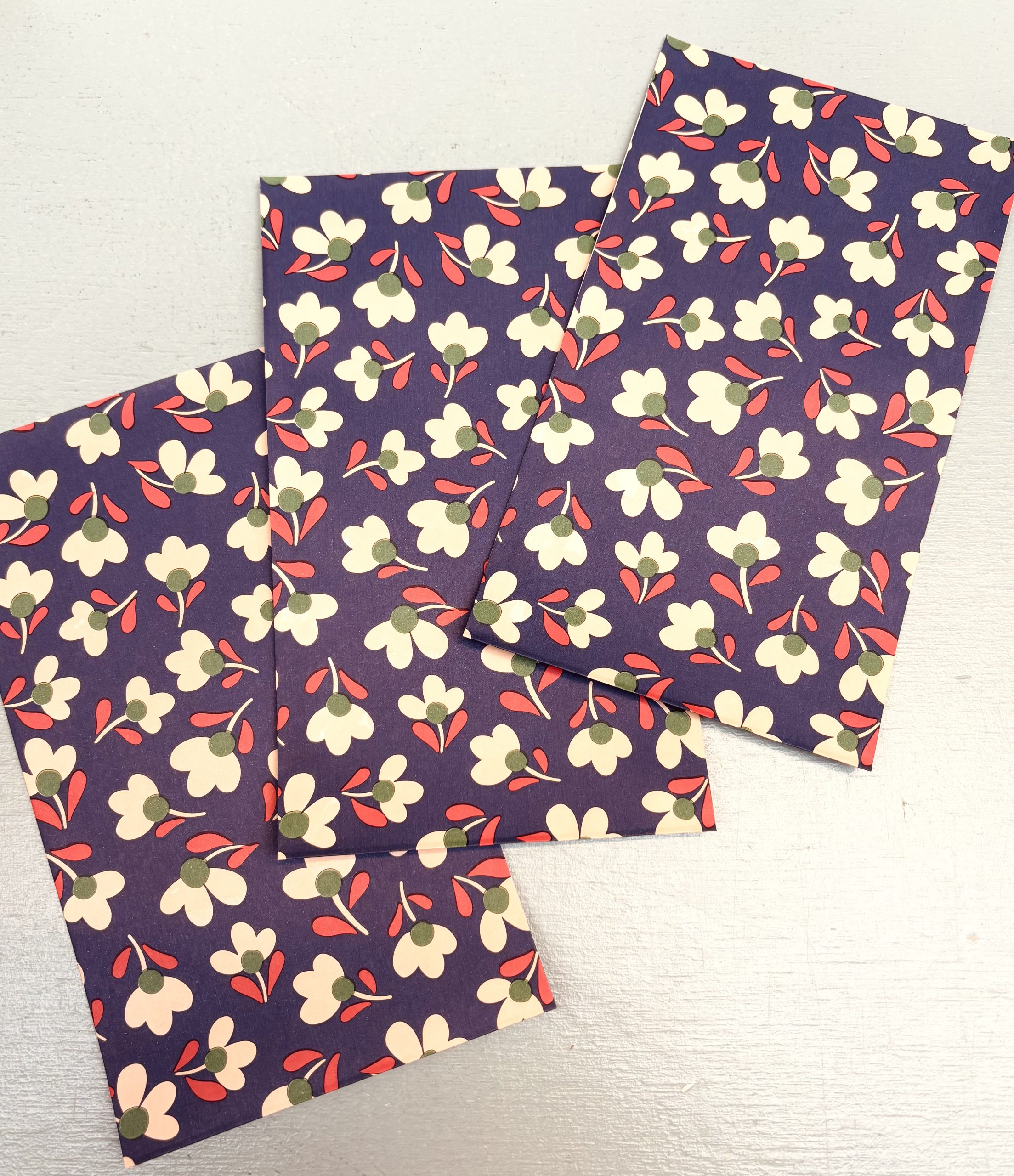 IMG_8953 Kadozakje, Medium 12cmx19cm `Flower dusky sky` blauw ( per stuk ) - Afbeelding 1