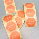 Sticker zeshoek 50mm `Hip Hip Hurray` zalm koraal roze  ( set van 10 stuks )