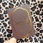 KP klein kaartje A7 , `Speciaal voor jou` donker grijsbruin met gouden hartje en stipjes