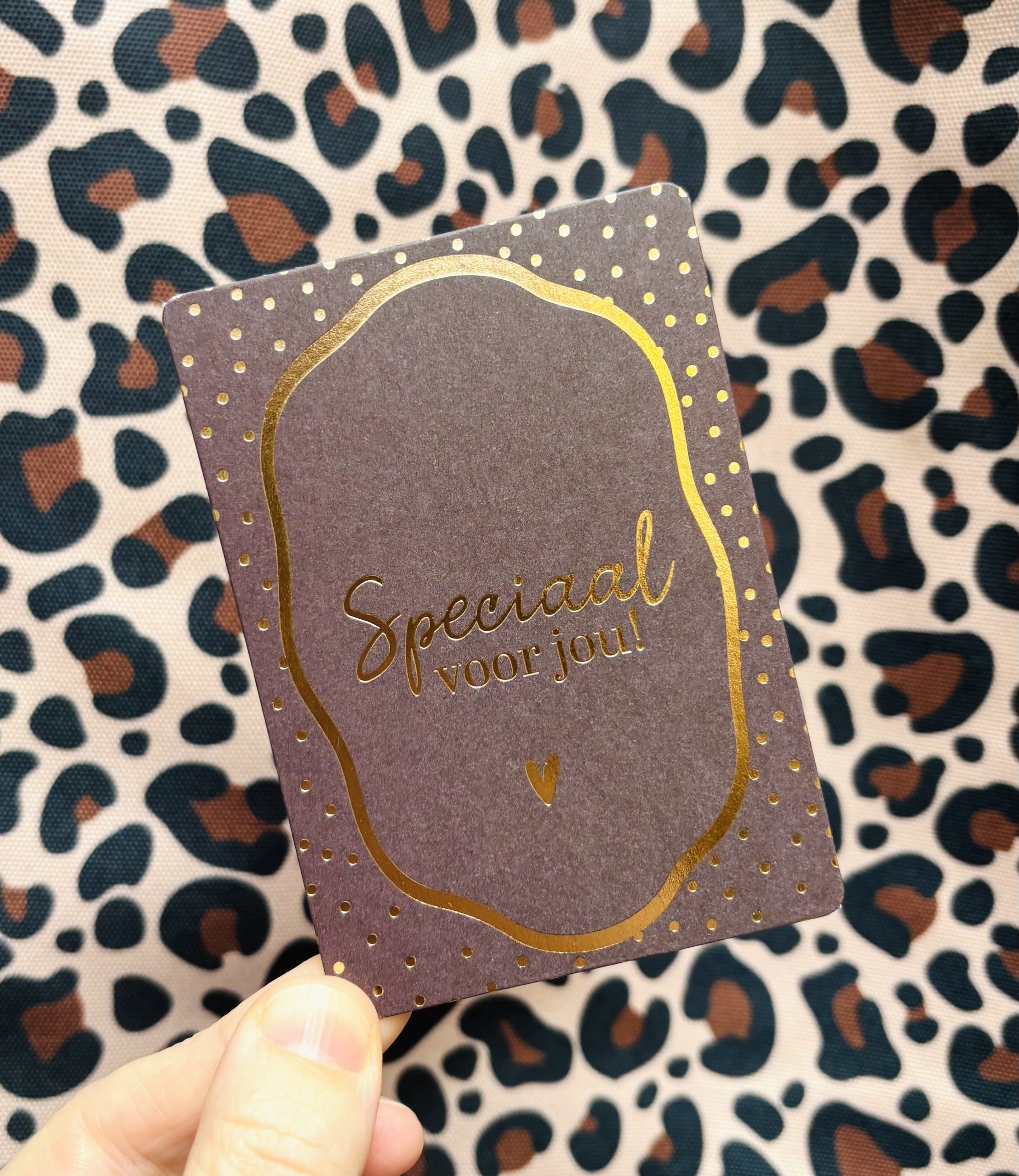 IMG_9009 KP klein kaartje A7 , `Speciaal voor jou` donker grijsbruin met gouden hartje en stipjes - Afbeelding 1
