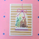 Kaartenpret, A6 kerst kaart van karton `Kerst huisje met bomen en strik`