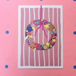 Kaartenpret, A6 kerst kaart van karton `Kerstkrans met kerstdecoratie`