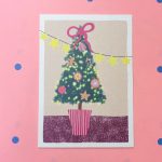 Kaartenpret, A6 kerst kaart van karton `Kerstboom met lichtjes en strik`