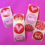 Sticker rond 35mm `Heel veel liefs en dikke kus` roze rood hartjes` ( mix van 10 stuks )