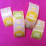 Sticker rond 35mm `Hele gezellige paasdagen` paashaasje groen roze geel  ( mix van 10 stuks )
