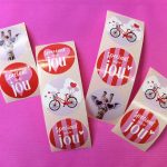 Sticker rond 35mm `Speciaal voor jou / giraf zonnebril / fiets ballonnen` roze rood  ( mix van 10 stuks )