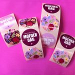 Sticker rond 35mm `Een hele fijne moederdag` paars bordeaux roze bloemen  ( mix van 10 stuks )
