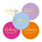 Sticker rond 40mm `Kadootje voor jou` roze blauw lila oranje ( mix van 10 stuks )