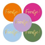 Sticker rond 40mm `Feestje` roze lila blauw oranje groen ( mix van 10 stuks )