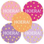 Sticker rond 40mm `Hoera met gouden stipjes` roze oranje paars mix  ( mix van 10 stuks )