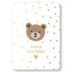 KP kaart A6 `Hoera een baby! ` beertje op witte basis met gouden stipjes