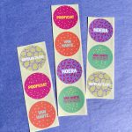 Sticker rond 35mm, kleur en print TREND ` Proficiat / van harte / hoera` #1 ( mix van 10 stuks )